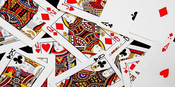 Trò chơi bài với 52 lá, mục tiêu tạo bộ ba hoặc bốn lá bài có điểm số cao hơn đối thủ